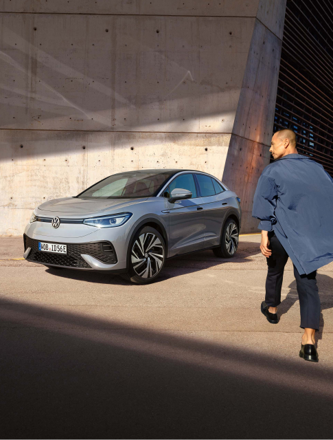 Chico caminando hacia un Volkswagen ID.5 gris