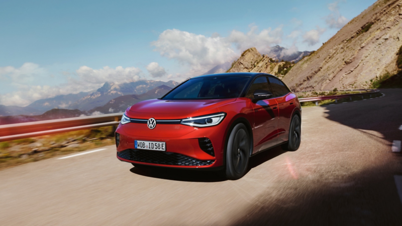 Volkswagen ID.7 Tourer de color rojo circulando por carretera