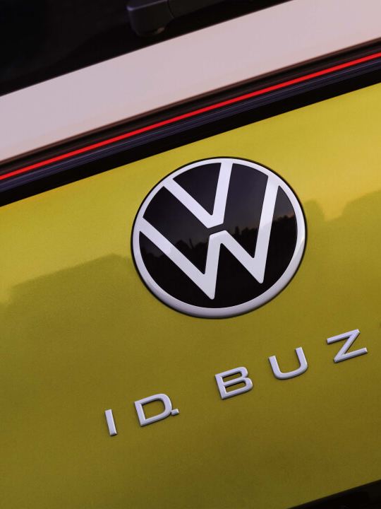 Detalle del logotipo de un Volkswagen ID. Buzz