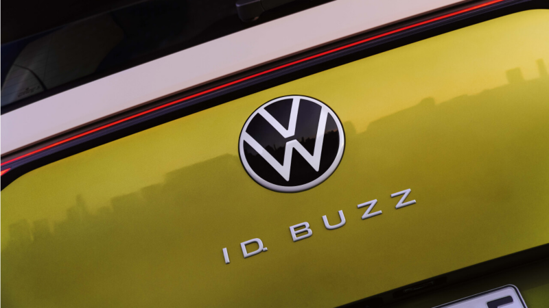 Detalle del logotipo de un Volkswagen ID. Buzz