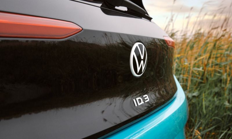 Detalle del logo de Volkswagen en el portón trasero de un ID. 3 