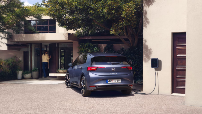 El nuevo ID.3 Neo de Volkswagen aparcado en un exterior al sol mientras se recarga