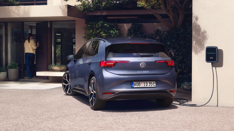 El nuevo ID.3 Neo de Volkswagen aparcado en un exterior al sol mientras se recarga