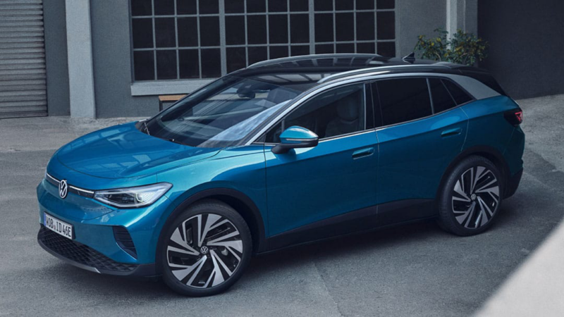 Un Volkswagen ID.4 de color azul estacionado en la calle