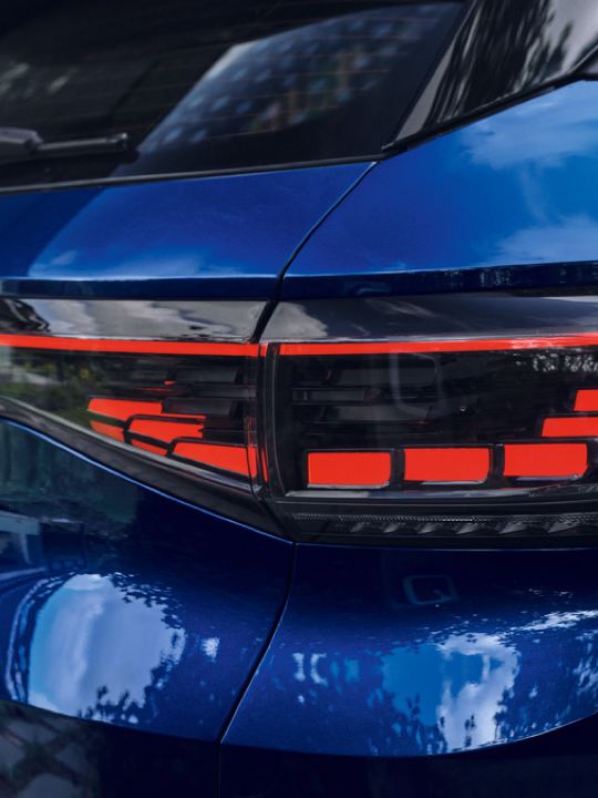 Detalle de los pilotos traseros de un Volkswagen ID.4 azul