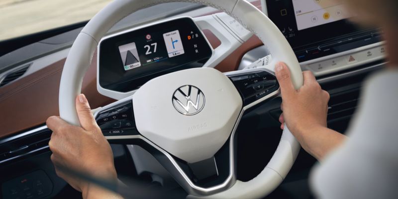 Detalle del volante y los instrumentos de un Volkswagen ID.4