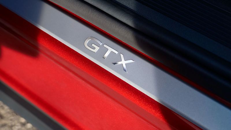 Detalle del logo GTX en el borde de la puerta de un ID.5