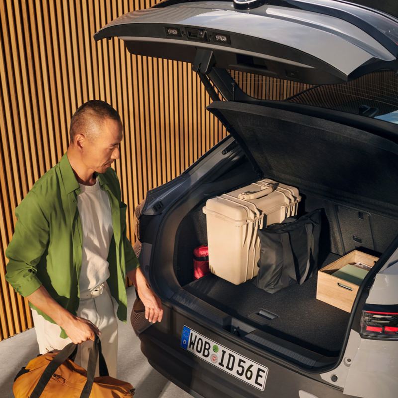 Un chico cargando el maletero de un Volkswagen ID.5