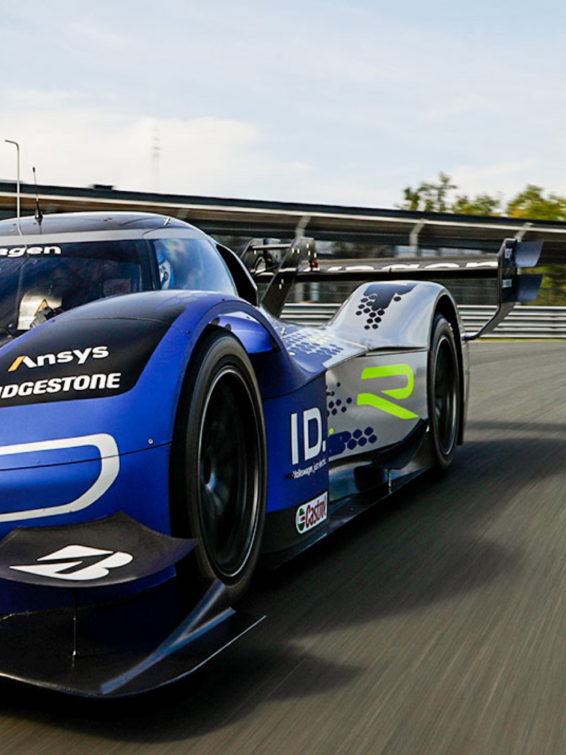 Vista parcial lateral del Volkswagen ID. R azul en un circuito