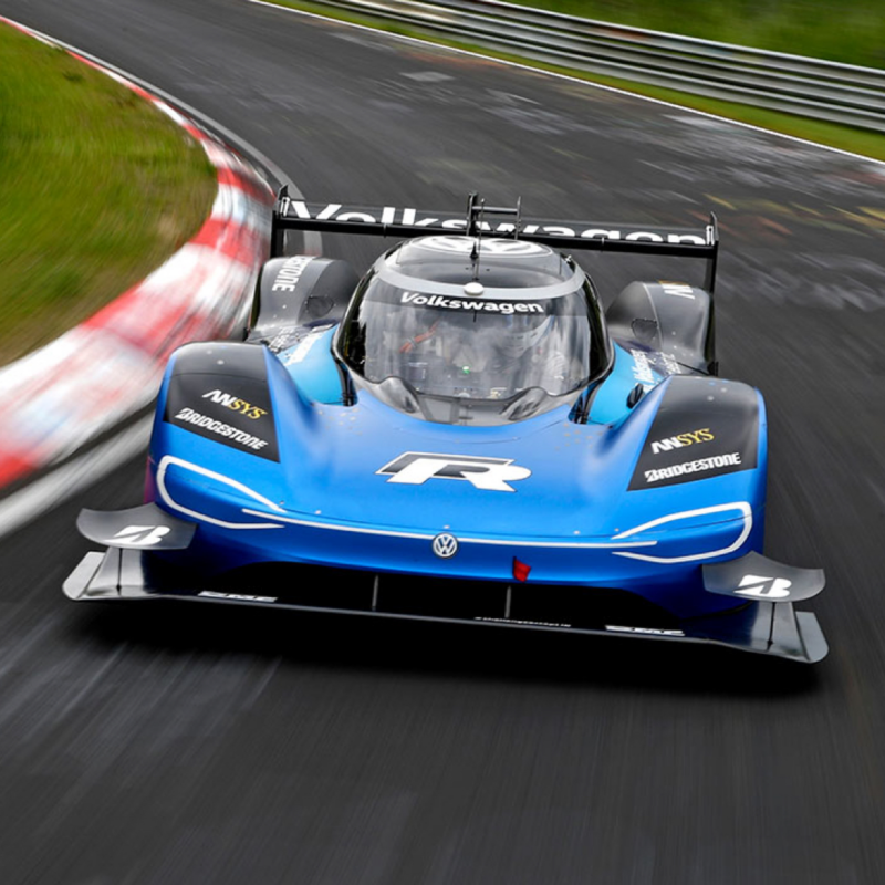 Volkswagen ID. R azul visto de frente tomando una curva en un circuito