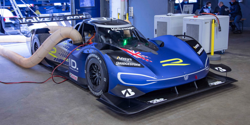 El Volkswagen ID.R cargando en el pit lane del circuito de Nürburgring