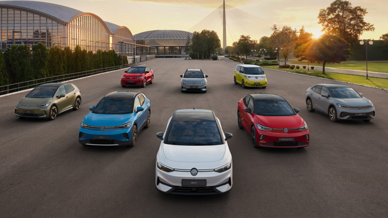 Imagen desde arriba de varios modelos de Volkswagen colocados en fila en una carretera