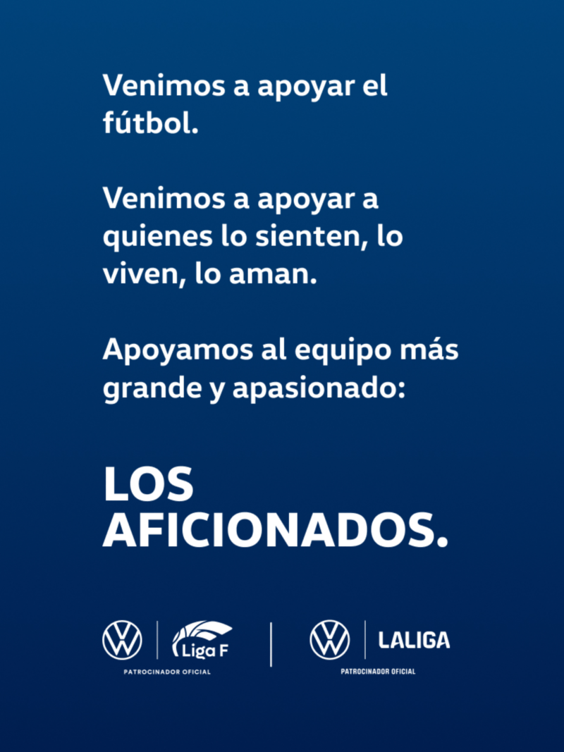 Rótulos blancos sobre fondo azul en el que Volkswagen declara su apoyo a todos los aficionados de LALIGA como patrocinador oficial