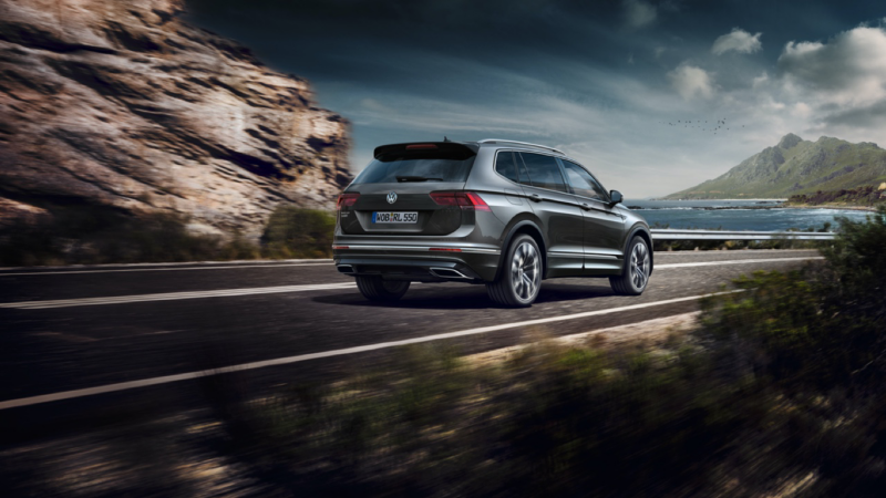 Volkswagen Tiguan trazando una curva en una carretera de montaña