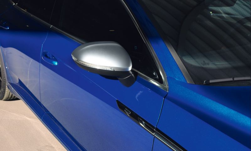 Detalle de la carcasa de los retrovisores de un Volkswagen Tiguan R azul