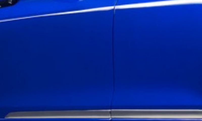 Primer plano de un Volkswagen gama R pintado de color Lapiz Blue