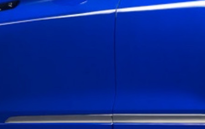 Primer plano de un Volkswagen gama R pintado de color Lapiz Blue