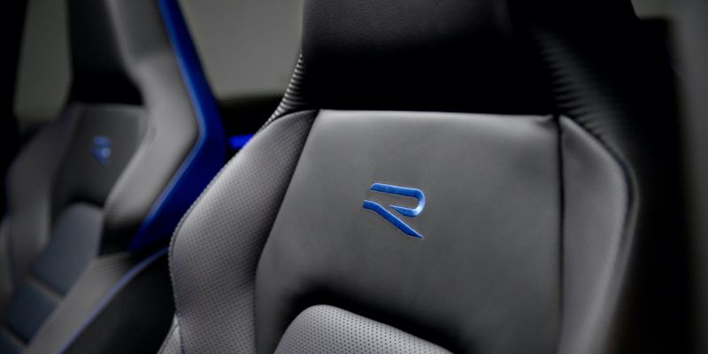 Detalle del logo R en un asiento delantero