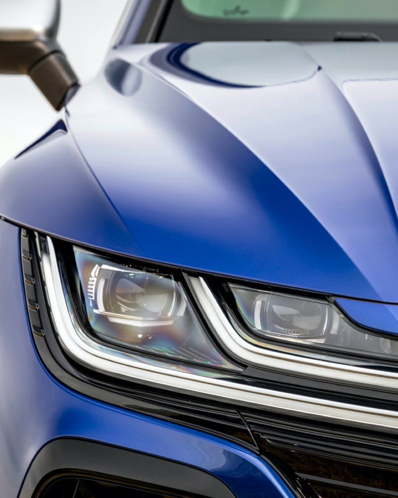 Vista de detalle de los faros LED de un Volkswagen Arteon R azul