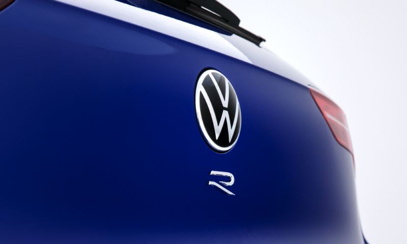Detalle del logo R junto al logo de Volkswagen en el portón del maletero de un Tiguan azul