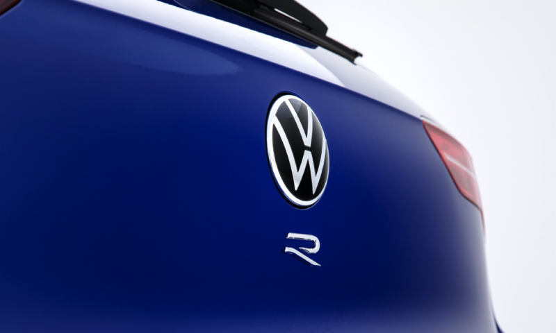 Detalle del logo R junto al logo de Volkswagen en el portón del maletero de un Tiguan azul