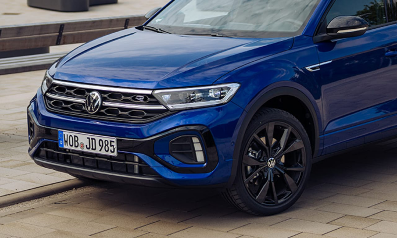 Parte delantera de un Volkswagen Golf R azul en vista tres cuartos