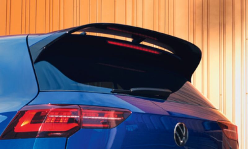 Vista del alerón trasero de un Volkswagen Tiguan R azul