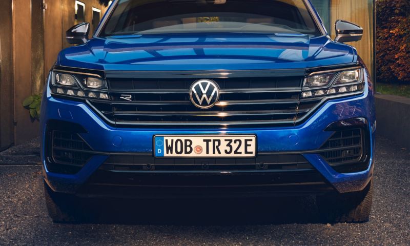 Vista del parachoques delantero de un Volkswagen Tiguan R azul