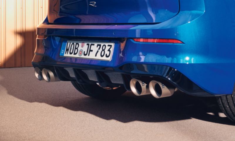 Vista del parachoques trasero de un Volkswagen Tiguan R azul