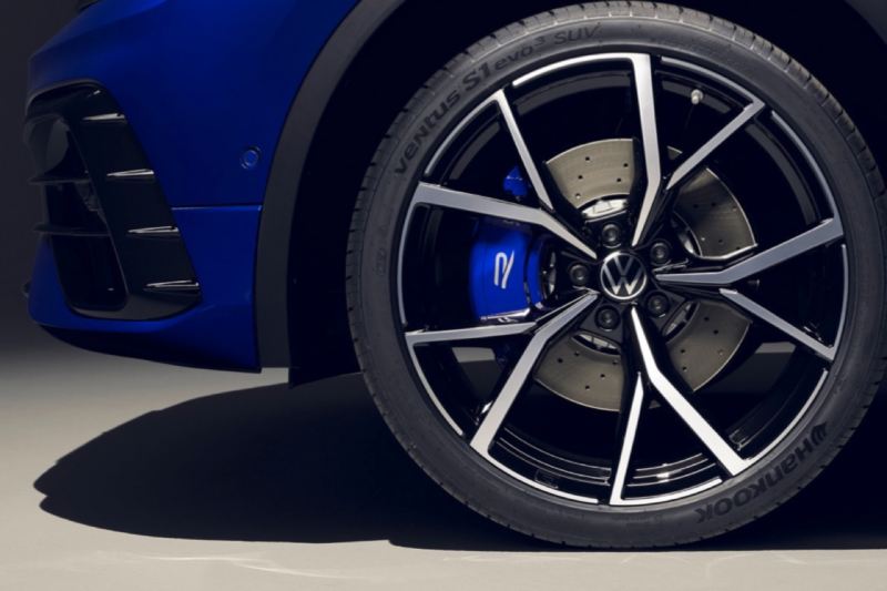 Detalle de una rueda de un Volkswagen gama R