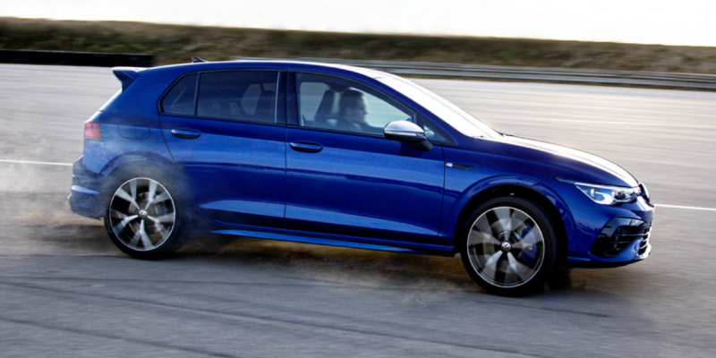 Volkswagen Golf R azul en una autopista visto de costado