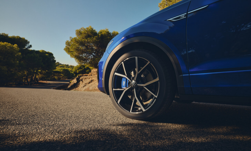 Primera plano de una llanta de un Volkswagen T-Roc R azul en diagonal.