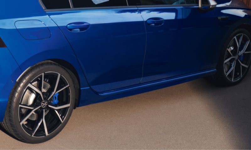 Vista de las taloneras laterales de un Volkswagen Tiguan azul