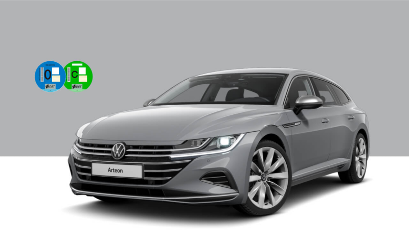 Volkswagen Arteon Shooting Brake visto de tres cuartos sobre fondo de color gris y etiquetas 0 y C de la DGT