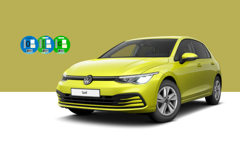 Volkswagen Golf visto de tres cuartos sobre fondo de color amarillo y etiquetas 0, ECO y C de la DGT