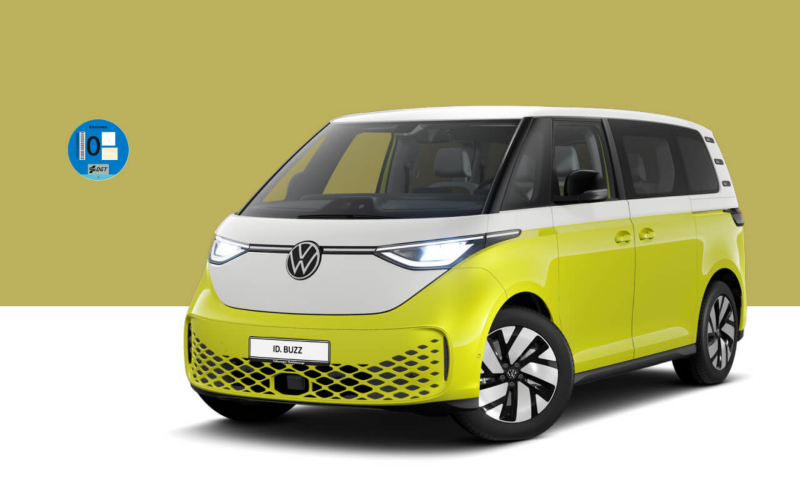 Volkswagen ID. Buzz visto de tres cuartos sobre fondo de color amarillo y etiqueta 0 de la DGT