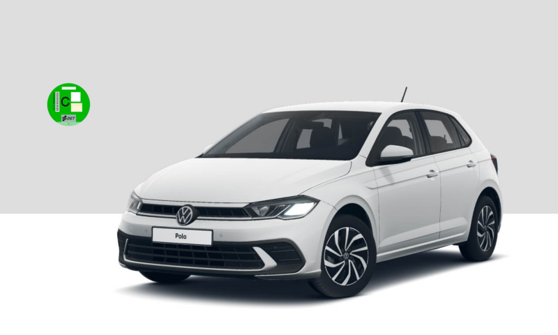 Volkswagen Polo visto de tres cuartos sobre fondo de color gris y etiqueta C de la DGT