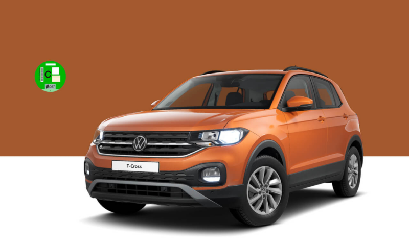 Volkswagen T-Cross visto de tres cuartos sobre fondo de color naranja y etiqueta C de la DGT