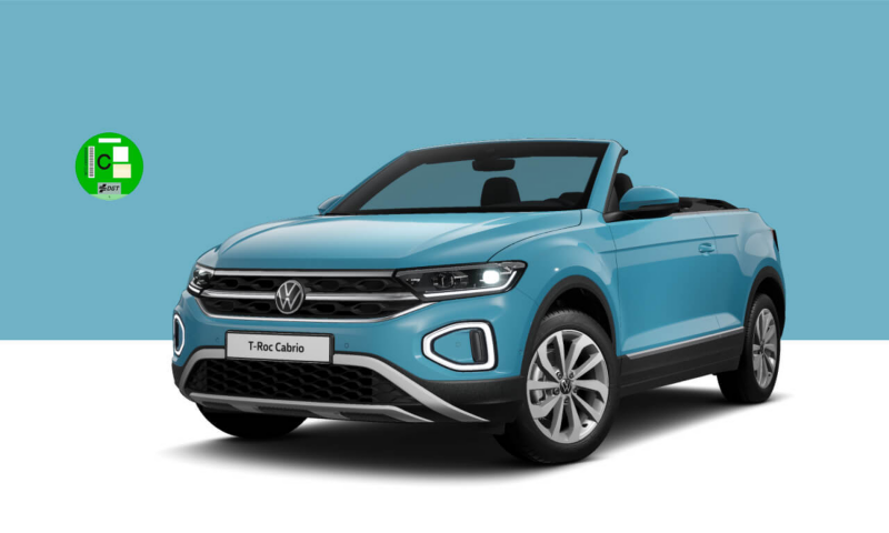 Volkswagen T-Roc Cabrio visto de tres cuartos sobre fondo de color celeste y etiqueta C de la DGT