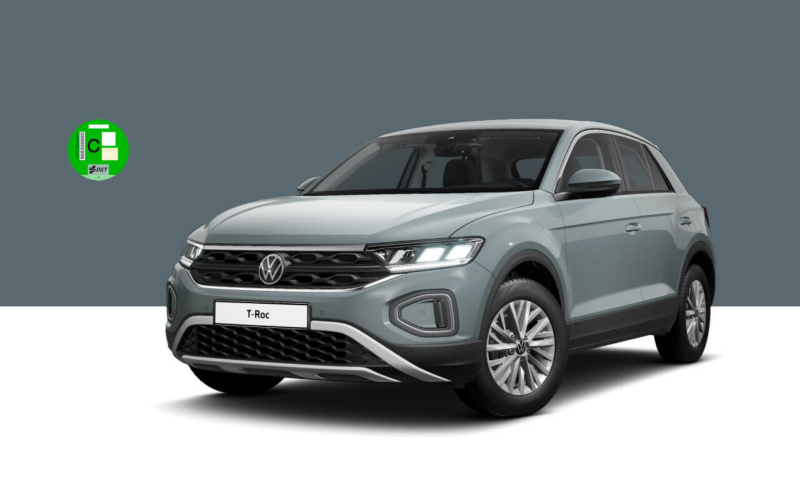 Volkswagen T-Roc visto de tres cuartos sobre fondo de color verde y etiqueta C de la DGT