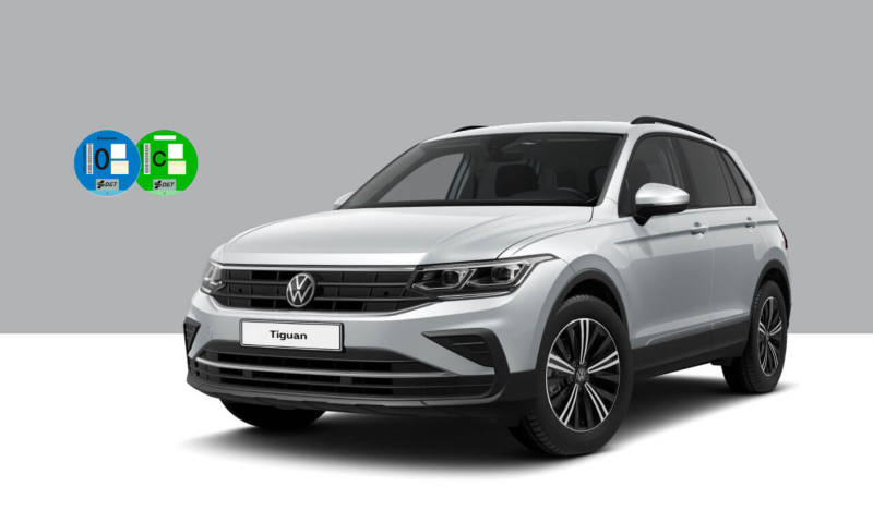 Volkswagen Tiguan visto de tres cuartos sobre fondo de color gris y etiquetas 0 y C de la DGT