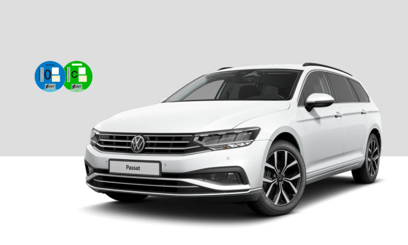 Volkswagen Passat Variant visto de tres cuartos sobre fondo de color gris y etiquetas 0 y C de la DGT