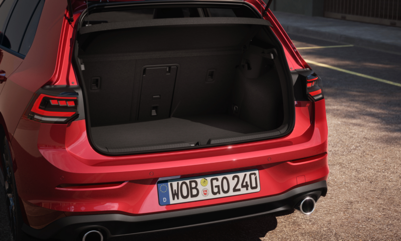 Detalle del maletero de un Volkswagen Golf GTI de color rojo