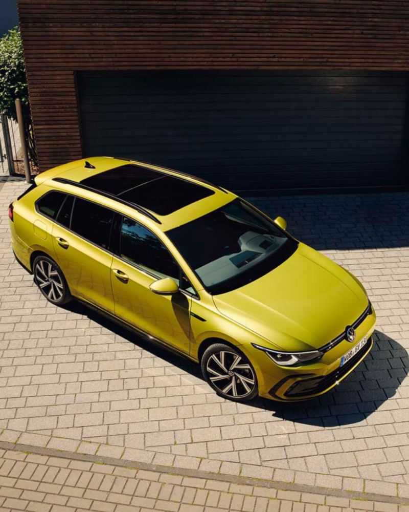 Volkswagen Golf 8 Variant amarillo visto desde arriba aparcado frente a casa