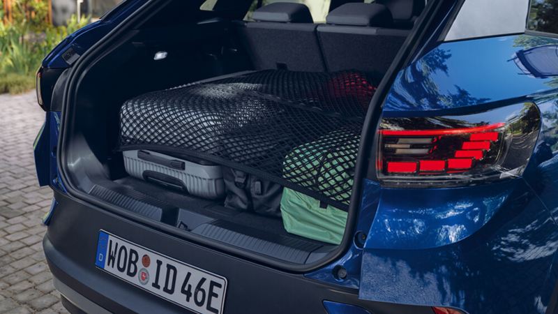 Maletero abierto de un Volkswagen ID.4 azul