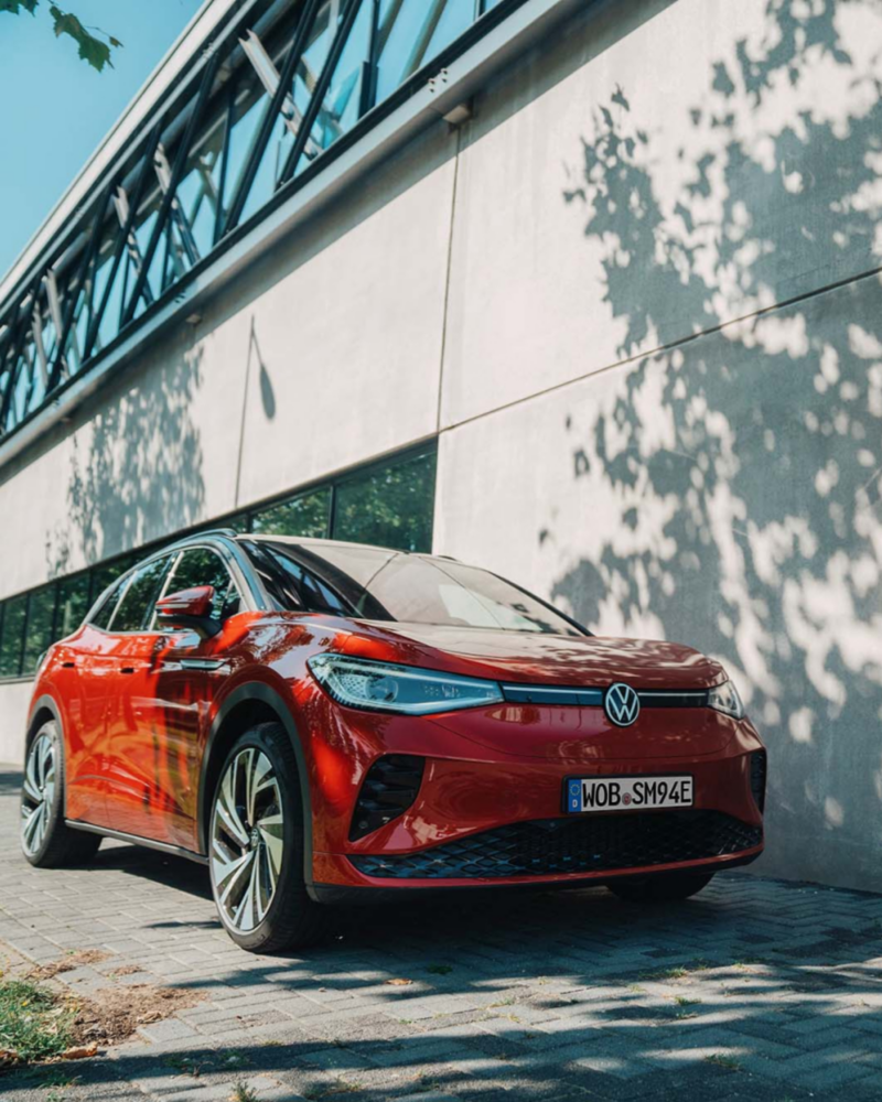 Volkswagen ID.4 GTX rojo aparcado delante de un edificio