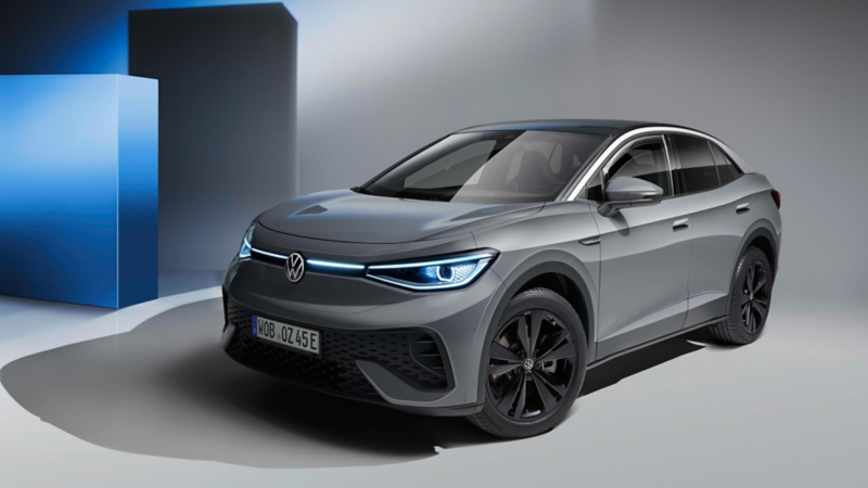 Volkswagen ID.5 gris en un espacio neutro