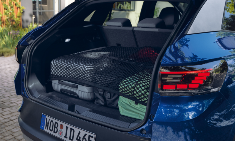Detalle de un maletero de un Volkswagen ID.4 de color azul oscuro