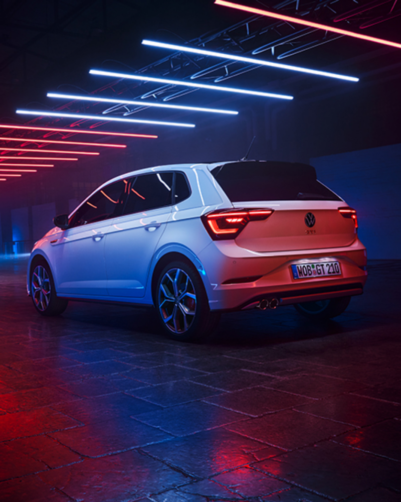 Vista trasera de un Volkswagen Polo GTI iluminado con luces rojas y azules