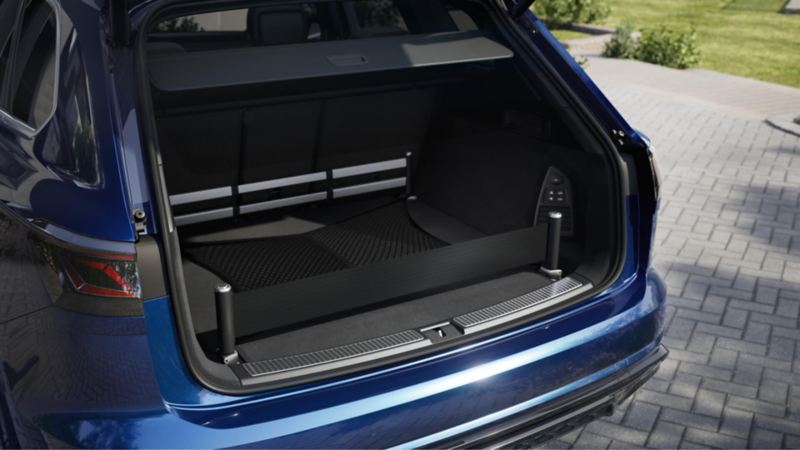 Detalle del maletero de un Volkswagen Touareg azul con el portón abierto